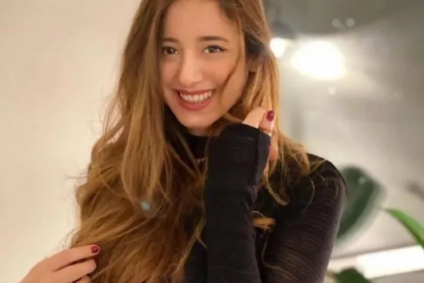 میا پلیز (Mia Plays) 